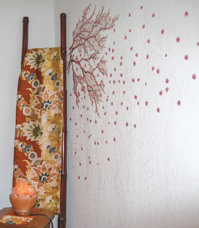 桜の老木から花びらが溢れ出て光の点滅のよう