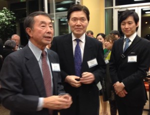 左から峰岸良彰さん、大村昌弘在シアトル総領事、尺八演奏家の藤原道山さん