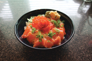 サーモンイクラ丼(ランチ$13、ディナー$16)