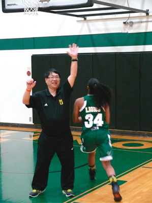 大学で女子バスケットボールチームの アシスタントコーチを務める