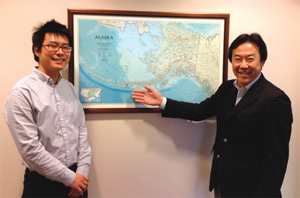 ニッスイUSA副社長の細川信彦さん(右)とキング&プリンスシーフード社に出向中の原武浩さん