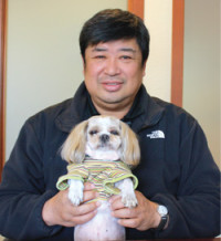 中村社長の愛犬タイニーを抱く内倉会長