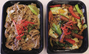 牛丼弁当$6（左）、焼きそば$6（右）