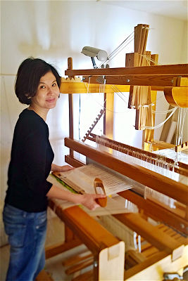 スウェーデンから持参した大きな織機とピーターソンさとこさん