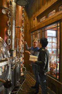 アリーさんの案内で工場見学中、ガラス越しに見えるのが店
