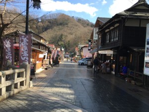 お蕎麦屋さんが並ぶ山の麓