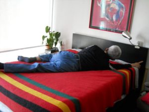 自宅で懸命に操体ストレッチをする筆者