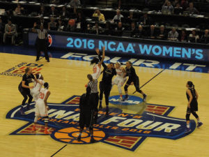 チーム史上初のNCAAトーナメント準決勝進出を果たしたハスキーズ女子バスケチーム