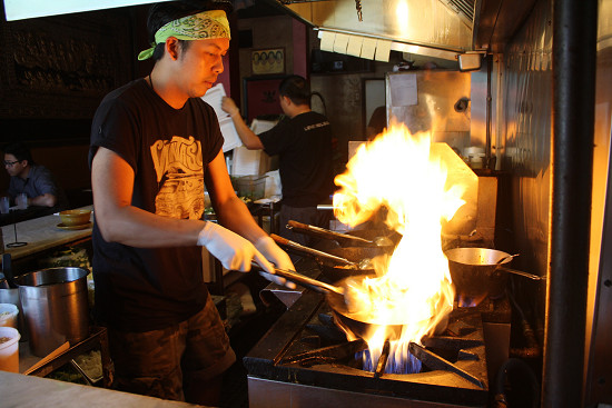 料理人の手さばきが素晴らしい
