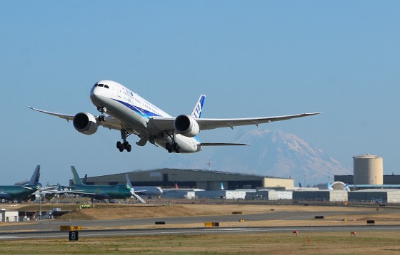 ▶︎ 羽田空港へ向けてペインフィールド空港を離陸するANAの50機目のB787