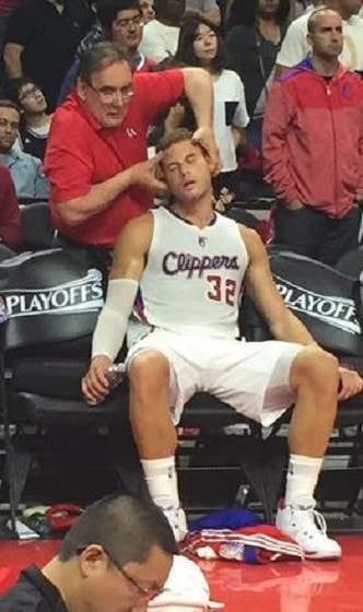 図３： 首の矯正を受けているブレイク・グリフィン選手