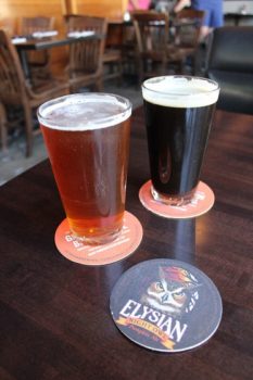 ◀︎各種ビール（$5～$7）は、ハッピーアワーは$1引き