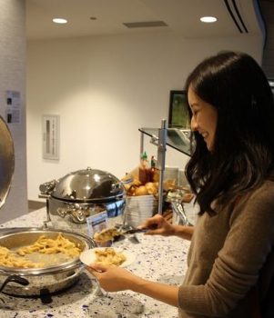 軽食カウンターで一番人気のビーチャーズ・ マカロニアンドチーズをいただく。濃厚なチー ズとマカロニの組み合わせが食欲をそそる