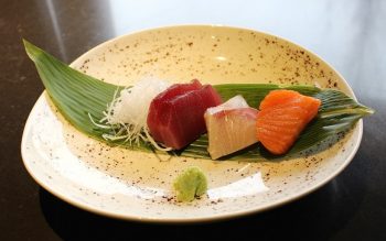 ▲前菜の刺身3種。刺身はアラカルトでも注文可能 (サイズにより$18、$45、$89)