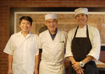 ▲仲良しのシェフ3名。左から鉄板シェフのリュウ・ブンケンさん、 料理長の館山正信さん、サブチーフの駒井瞬さん