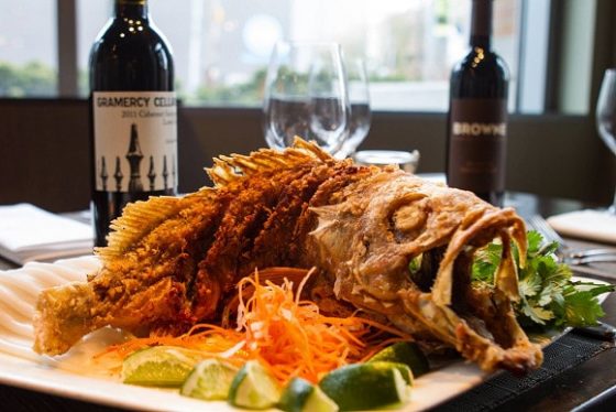 ▲丸ごと揚げた「ロックフィッシュのフライ(Fried Whole Rockfish $16/pound)」は、香菜 とともにライスペーパーに包んで