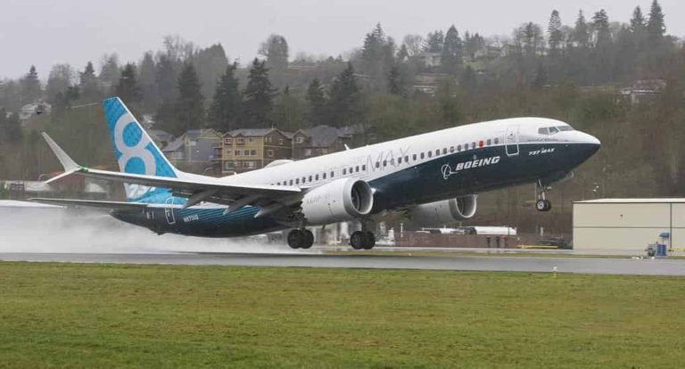 ボーイング737MAXが初飛行