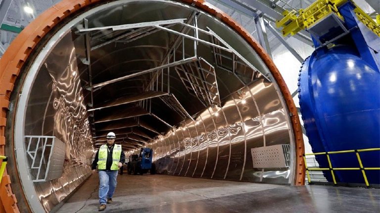 ボーイングの新施設、777X主翼センター完成