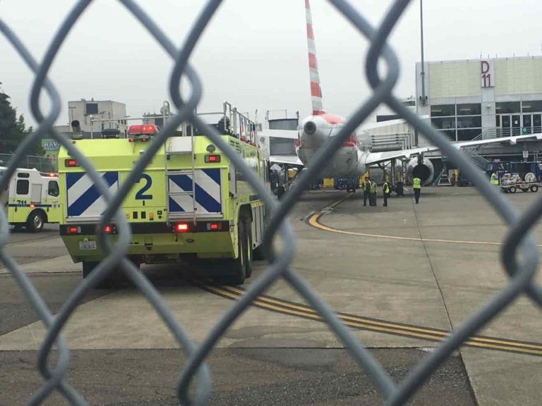 シータック空港でアメリカン航空機から出火