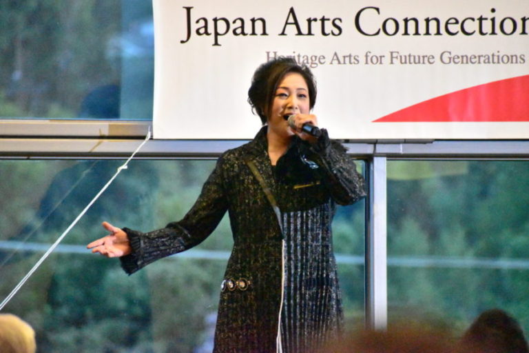 シアトルで宝塚のステージを再現　えまおゆうさん