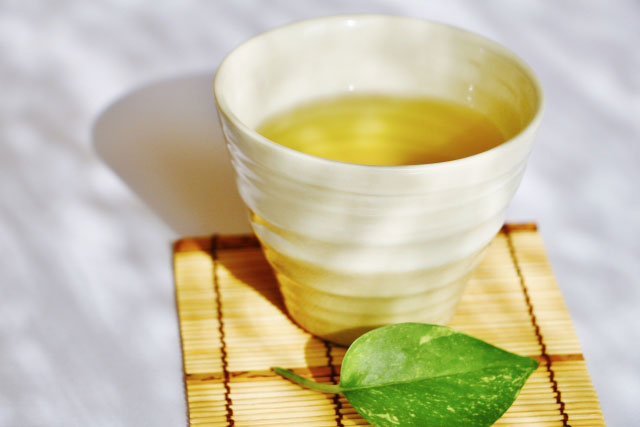 緑茶を飲む社交的な高齢者は歯が健康？