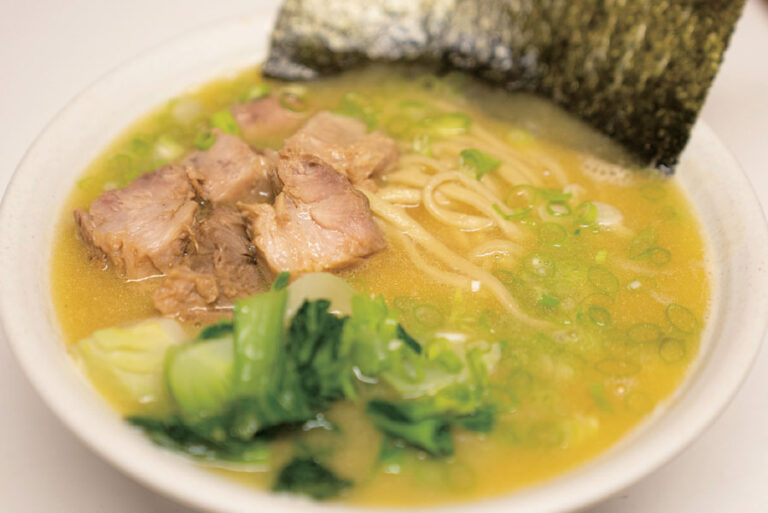 黄金の鶏白湯魚介ラーメン〜しおちゃんとしんコロの秘密のレシピ