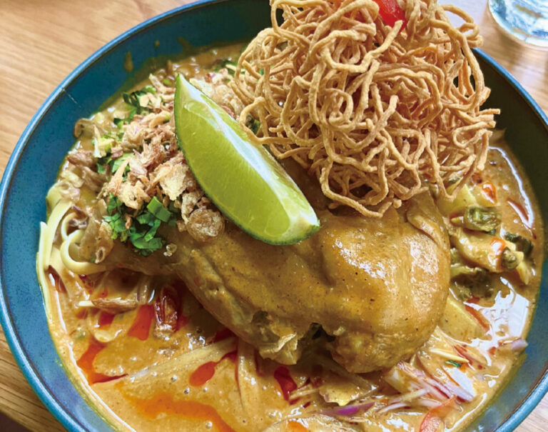 カレーにパスタ！？　新感覚タイ料理のカオソーイ〜この店この味