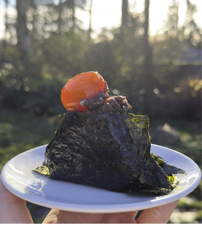 絶品！　牛そぼろと卵黄の醤油漬けおにぎり〜シェフのおうちレシピ